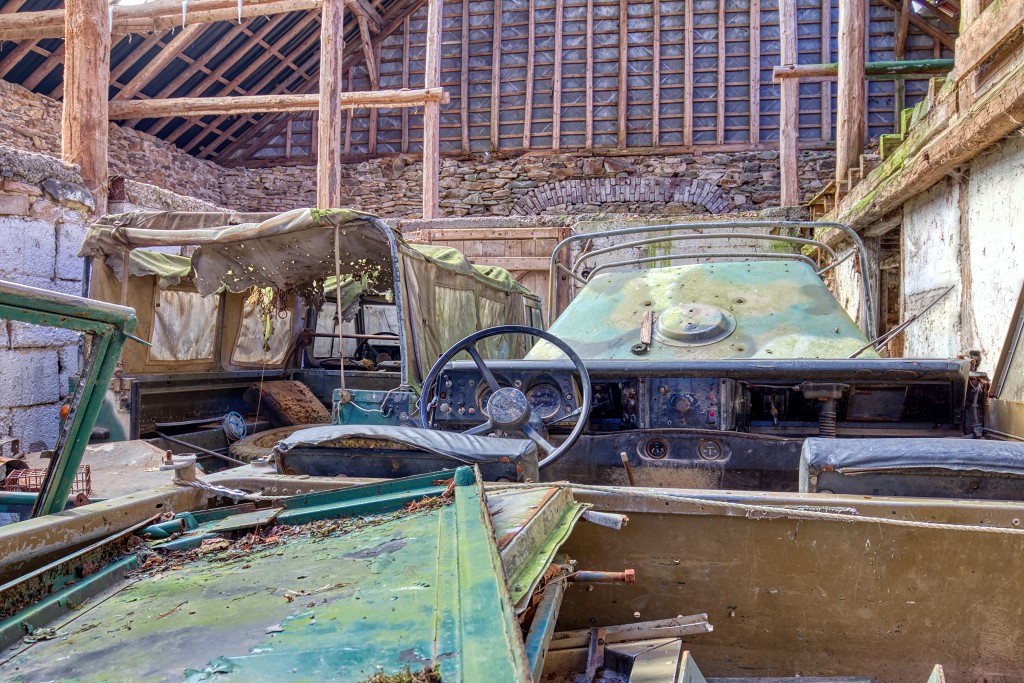 HDR urbex belgie belgique trash oldtimer Indiana Jones Farm ferme land rover rovers landrover landrovers defender defenders abandoned decay boerderij verlaten
